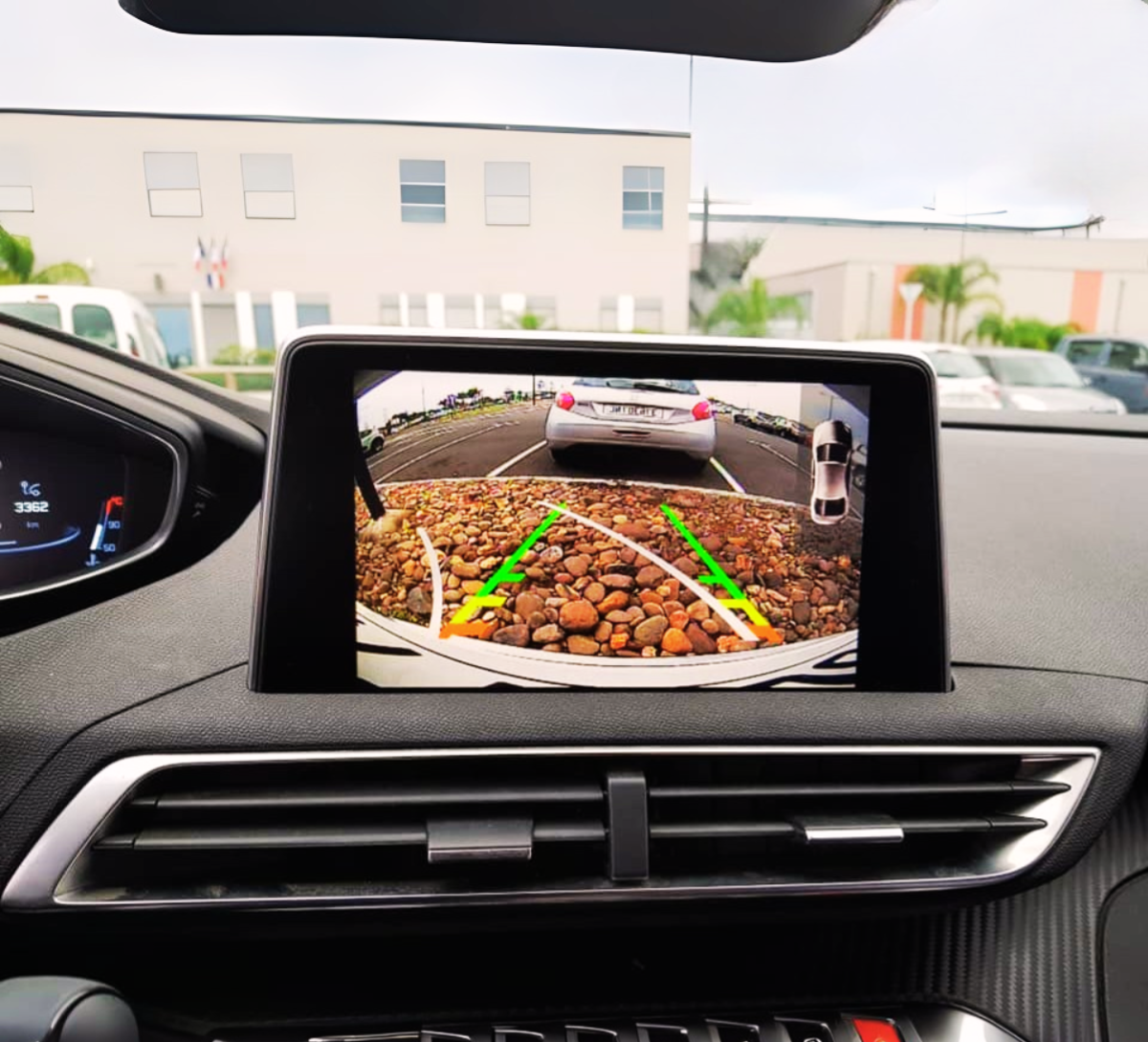 Caméra de recul installée sur un véhicule par AZM Custom