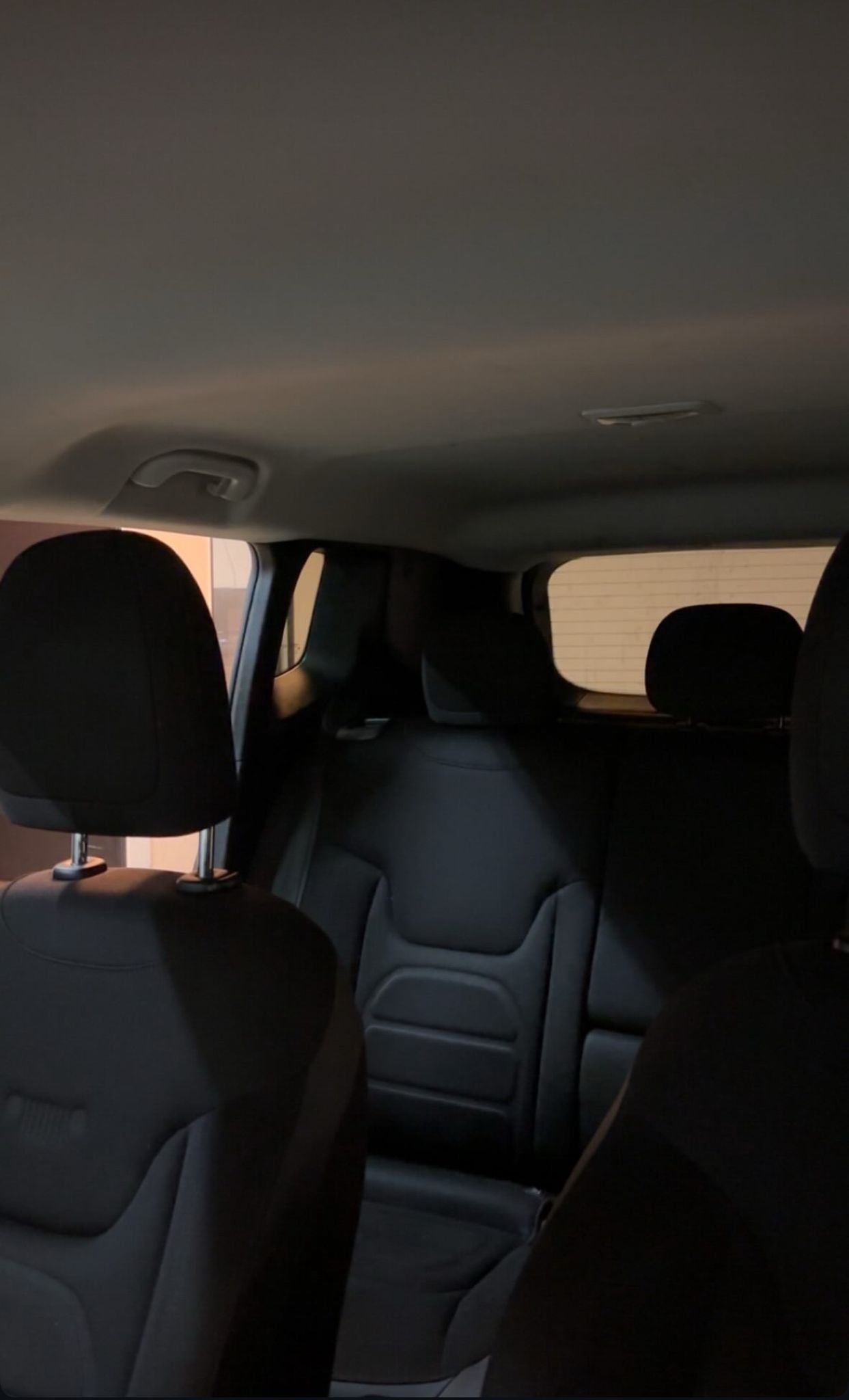 Jeep Renegade intérieur avant installation par AZM Custom