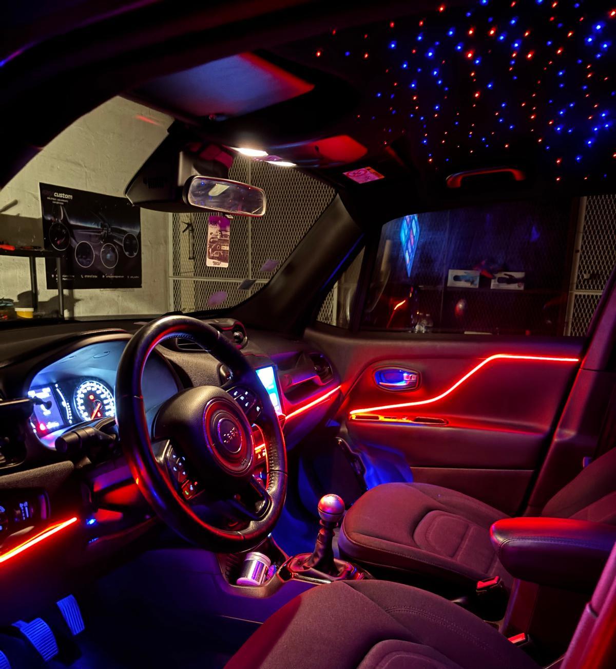 LED d'ambiance installées dans un véhicule par AZM Custom