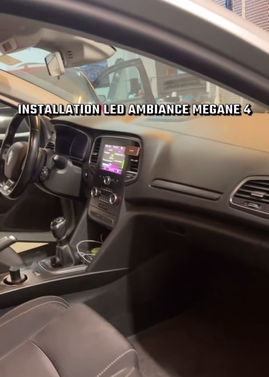 Renault Megane 4 avant installation ciel étoilé par AZM Custom